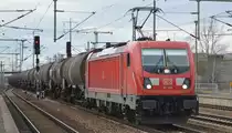 DB Cargo AG [D] mit  187 180  [NVR-Nummer: 91 80 6187 180-5 D-DB] und Kesselwagenzug (für Benzol Transporte) am 14.01.20 Bf. Flughafen Berlin Schönefeld.