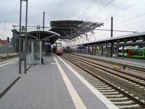 Der Bahnsteig 1 und 2 vom Hauptbahnhof in Erfurt w�hrend den Umbauarbeiten am 09.07.2007. Die neue �berdachung ist nur teilweise schon fertig.