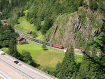 125 Jahre Gotthardbahn - Der zweite Teil unserer Wanderung am Gotthard f�hrt uns von Gurtnellen nach Amsteg. An der Aussichtskanzel Gro�pr�chtigen f�hrt am 08.07.2007 der IR 2272 Locarno - Z�rich, gezogen von einer Re 4/4 nordw�rts. Achtung f�r Wanderer: Die Wegf�hrung des Gotthard-Wanderweg am Bahnhof Gurtnellen ist etwas verwirrend. Von der Bushaltestelle Gurtnellen Gotthardstra�e l�uft man zum Bahnhof auf der ausgeschilderten Route. Der Wanderwegs selbst biegt aber vor dem Bahnhof rechts in eine Seitenstra�e ab. Hinter dem Bahnhof kann man jedoch �ber eine Wiese wieder auf den Wanderweg gelangen. Und hier ist wichtig, das man auf der linken Reussseite bleibt und erst die zweite Fussg�ngerbr�cke benutzt! Hier fehlen ganz einfach zwei Schilderchen. 