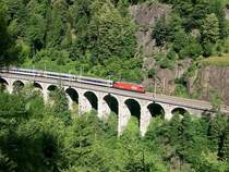 125 Jahre Gotthardbahn - Wie immer folgt nach dem IR in Richtung Norden im Abstand von 10 bis 15 min der EuroCity bzw. der Cisalpino. Am 08.07.2007 �berquert eine Re 460 mit IC 672 Chiasso - Basel den letzten an der Gotthardbahn noch original erhaltenen Viadukt, den Seckenviadukt. Die Aussicht wurde im Zuge des Ausbaus des Gotthardwanderweges extra von B�umen befreit und eine Aussichtskanzel mit Infotafeln errichtet. Auch st�rt hier die Autobahn und die Kantonsstra�e nicht, da diese sich hier direkt unterhalb in einem Tunnel bzw. einer Lawinenschutzgallerie befinden. 
Der Aufstieg aus dem Reusstal hier hoch war allerdings bei Temperaturen um die 27�C etwas schwei�treibend. 