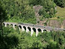 125 Jahre Gotthardbahn - Selbe Fotostelle wie eben im Bild 118825. Die gr�ne Re 4/4 11158 bef�rdert am 08.07.2007 den IR 2267 Z�rich - Locarno s�dw�rts. Wieder im Bild der Seckenviadukt.