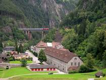 125 Jahre Gotthardbahn - Nocheinmal die Ch�rstelenbachbr�cke bei Amsteg. Diesmal mit EC 111 Basel - Venedig, gezogen von einer Lok der SBB-Reihe 460.
Der  Wanderweg Gottardo  f�hrt nun durch den Ort Amsteg weiter nach Erstfeld. F�r den m�den Wanderer f�hrt ab Amsteg alle 30 bis 60 min die Buslinie 1 ab der Post nach Erstfeld und Fl�elen.