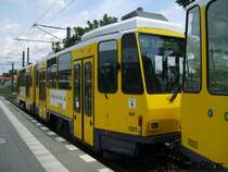KT4DT 7011 der Berliner Verkehrsbetriebe (BVG) auf der Linie M8 nach U-Bahnhof Schwartzkopffstr. am 11.07.07