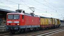 DeltaRail GmbH, Frankfurt (Oder) mit der von der DB angemieteten  143 316-8  (NVR-Nummer   91 80 6143 316-8 D-DB ) und dem SPENO-INTERNATIONAL Schienenschleifzug Typ RR 16 MS-11 am Haken am 15.01.20 Bf. Flughafen Berlin Schönefeld.