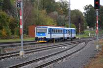 CD 814 043-6 fährt am 05.Oktober 2019 als Sp 1461 (Pradubice hl.n. - Hlinsko v Cechach) in den Bahnhof Chrudim ein.