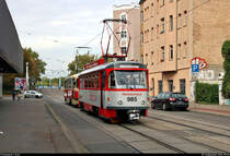 50 Jahre Tatrawagen in Halle (Saale)
Anlässlich ihrer 50-jährigen Betriebszugehörigkeit im halleschen Straßenbahnnetz veranstalten die Halleschen Straßenbahnfreunde e.V. (HSF) gemeinsam mit der Halleschen Verkehrs-AG (HAVAG) einen rund zweistündigen Fahrzeugkorso mit allen vorhandenen Tatrawagen und deren Umbauten im Stadtgebiet von Halle.
Trotz ihrer Robustheit sind diese Fahrzeuge nicht minder störungsanfällig. So kam es, dass der Fahrschulwagen Tatra T4D-C, Wagen 985, der HAVAG, gemeinsam mit Tatra T4D, Wagen 931, der HSF, am Rennbahnkreuz mitten auf dem Gleisdreieck liegen blieb und infolgedessen den Straßenbahnverkehr von und nach Halle-Neustadt lahmlegte. Somit muss der Korso kurzzeitig unterbrochen werden.
Mit etwa 15-minütiger Verzögerung erreicht das Pannenfahrzeug die Haltestelle Saline, an der schon die davor befindlichen Fahrzeuge warten.
[7.9.2019 | 9:59 Uhr]
