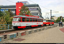 50 Jahre Tatrawagen in Halle (Saale)
Anlässlich ihrer 50-jährigen Betriebszugehörigkeit im halleschen Straßenbahnnetz veranstalten die Halleschen Straßenbahnfreunde e.V. (HSF) gemeinsam mit der Halleschen Verkehrs-AG (HAVAG) einen rund zweistündigen Fahrzeugkorso mit allen vorhandenen Tatrawagen und deren Umbauten im Stadtgebiet von Halle.
Nach einer etwa 15-minütigen Havarie bei Fahrschulwagen Tatra T4D-C, Wagen 985, der HAVAG am Rennbahnkreuz sammeln sich alle Fahrzeuge an der Haltestelle Saline erst einmal wieder. Es folgt ein recht zeitintensives Rangierverfahren, bei dem der Wagen 931 (Tatra T4D) der HSF vom gestörten Fahrschulwagen am Abzweig zum Glauchaer Platz getrennt wird. Wagen 931 soll danach eigenständig im Verband mit den anderen Fahrzeugen auf der Strecke zum Marktplatz weiterfahren, das Fahrschulfahrzeug verabschiedet sich vorzeitig vom Korso.
Hier sind beide Wagen bereits entkuppelt worden.
[7.9.2019 | 10:04 Uhr]