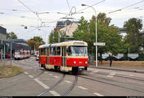 50 Jahre Tatrawagen in Halle (Saale)
Anlässlich ihrer 50-jährigen Betriebszugehörigkeit im halleschen Straßenbahnnetz veranstalten die Halleschen Straßenbahnfreunde e.V. (HSF) gemeinsam mit der Halleschen Verkehrs-AG (HAVAG) einen rund zweistündigen Fahrzeugkorso mit allen vorhandenen Tatrawagen und deren Umbauten im Stadtgebiet von Halle.
Nach einer etwa 15-minütigen Havarie bei Fahrschulwagen Tatra T4D-C, Wagen 985, der HAVAG am Rennbahnkreuz sammeln sich alle Fahrzeuge an der Haltestelle Saline erst einmal wieder. Es folgt ein recht zeitintensives Rangierverfahren, bei dem der Wagen 931 (Tatra T4D) der HSF vom gestörten Fahrschulwagen am Abzweig zum Glauchaer Platz getrennt wird. Wagen 931 soll danach eigenständig im Verband mit den anderen Fahrzeugen auf der Strecke zum Marktplatz weiterfahren, das Fahrschulfahrzeug verabschiedet sich vorzeitig vom Korso.
Hier gliedert sich Wagen 931 wieder in die Kolonne ein.
[7.9.2019 | 10:07 Uhr]