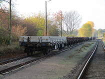 Zum Abholen von Schwellen aus dem Betonschwellenwerk standen,am 10.November 2029,mehrere Res in Möllenhagen bereit.Aufnahme vom Bahnübergang aus.