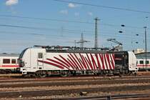 Seitenportrait von 193 775, als diese am 19.09.2018 vom nördlichen Vorfeld des Badischen Bahnhof von Basel in Richtung Gleis 5 rangierte, um den AKE-Rheingold (Domodossola - Dortmund Hbf) von Re 420 342-8 und Re 620 082-8  Pfäffikon SZ  zu übernehmen.