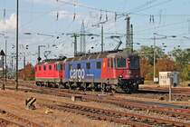 Abfahrt am Nachmittag des 19.09.2018 von Re 620 082-8  Pfäffikon SZ  zusammen mit Re 420 342-8 als Lokzug aus dem nördlichen Vorfeld des Badischen Bahnhof von Basel in Richtung Rangierbahnhof Muttenz. Zuvor brachten sie zusammen den AKE-Rheingold (Domodossola - Dortmund Hbf) nach Basel, wo er von 193 775 von Lokomotion übernommen wurde.