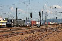 Mit einem Containerzug aus Italien fuhr am Nachmittag des 19.09.2018 die MRCE/SBBCI ES 64 F4-109 (189 109-2) über Gleis 4 durch den Badischen Bahnhof von Basel in Richtung Deutschland.