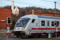 IC-Steuerwagen auf dem Bahnübergang in Lietzow Richtung Stralsund fahrend. - 17.01.2020