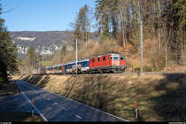 Die SBB Re 4/4 II 11133 überführt am 16. Januar 2020 die letzten drei bereits nicht mehr betriebsfähigen SBB NPZ RBDe 562 inkl. zweier Bt aus Neuchâtel, Biel und Moutier nach Zürich Herdern. Hier bei der Durchfahrt der Haltestelle Crémines-Zoo.