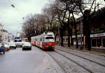 Wien Wiener Stadtwerke-Verkehrsbetriebe / Wiener Linien: Gelenktriebwagen des Typs E1: Motiv: E1 4545 als SL 8. Aufnahmeort und -zeit: Währinger Gürtel im Oktober 1979. - Hersteller des Tw: Bombardier-Rotax, vorm. Lohnerwerke in Wien-Floridsdorf. Baujahr: 1975. - Neuer Scan eines Diapositivs. Film: Kodak Ektachrome. Kamera: Leica CL. 