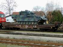 Smms 31 81 4706 037-6 mit Panzer beladen, kurz vor dem Abtransport aus dem Bhf.Ried in Richtung Manöver; 191129