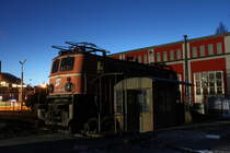 Die leider nicht mehr einsatzfähige 1040 010 steht am Abend des 28.11.2018 auf der alten Schiebebühne der ehemaligen Werkstatt in der Zugförderung in Mürzzuschlag. 
In der ehemaligen Werkstatt ist heute ein Museum eingerichtet.
