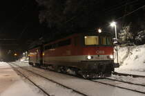 In der Haltestelle Küb beim Blocksignal Payerbach 1 steht am Morgen des 13.12.2018 der GLZ87632 mit der 1142 649 und 1144 006 und wartet auf die Weiterfahrt nach Gloggnitz.
Wegen des starken Schneefalls auf der Semmering Südrampe wurden die zwei Triebfahrzeuge zum Freiräumen der nicht befahrenen Bahnsteiggleise in Spital am Semmering genutzt und sind dementsprechend von Schnee gezeichnet.
