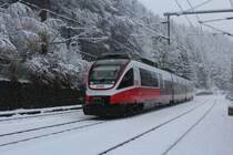 Als R6477 von Payerbach-Reichenau nach Semmering kommt der in cityjet Design lackierte 4023 011 am 27.11.2018 in seinem Zielbahnhof an.
Dieses moderne Design lässt die knapp 15 Jahre alten Triebwagen wieder wie neu aussehen und die Farben harmonieren fantastisch mit der Winterlandschaft des Semmering.
