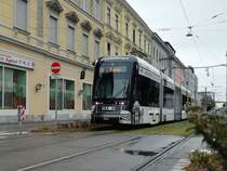 Graz. Im August 2019 war Variobahn 244
auf der Linie 4 unterwegs, hier kurz vor dem 
Finanzamt. 
