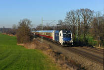 Am 05. Dezember 2019 verkehrte ein AKE Rheingold unter der Bezeichnung DPF 51 von Dortmund Hbf über Freilassing nach Pörtschach. Als Zuglok kam die 1216.952 der Wiener Lokalbahnen Cargo zum Einsatz. In der Nähe des ehemaligen Blocks Hilperting konnte ich den eleganten historischen Reisezug auf seiner Fahrt zum Wörthersee dokumentieren. Auf dem Bild hat sich übrigens ein Heißlufballon versteckt. 