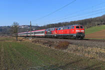 Über Weihnachten und Neujahr gab es ein überraschendes Wiederaufleben einer traditionsreichen Zugverbindung. Der IC 118/119 verkehrte befristet wieder über Lindau hinaus bis nach Stuttgart. Aufgrund der baustellenbedingten Sperre der württembergischen Südbahn wurde dabei bei der Hinfahrt der Weg über Kißlegg und Memmingen gewählt. Bei der Rückfahrt verlief der Laufweg sogar über Kempten und somit die Allgäubahn. Durch dieses Revival konnte die ÖBB-Garnitur geführt von Dieselloks der Baureihe 218 auch wieder im Filstal beobachtet werden. Um den Mehrbedarf an Lokomotiven zu decken, mietete man Maschinen bei Railsystems und der Press an. Konkret im Einsatz waren 218 387, 402, 458, 469 und 488. Von DB Fernverkehr half die 218 824 aus. Und eine interessante Reaktivierung fand statt, die schon abgestellte Ulmer 218 499 erhielt nochmal eine IS930. Naturgemäß zogen diese Aktivitäten Eisenbahnfreunde aus dem gesamten Bundesgebiet und dem benachbarten Ausland in den Bann. Und so warteten am 29. Dezember 2019 mehr als 20 Fotografen im frostigen Filstal bei Uhingen die Durchfahrt des IC 119 nach Innsbruck ab. Zugloks waren 218 499 und 469. Letztere fing sich auf der Fahrt eine extreme Flachstelle ein und musste sogar zwischen Ulm und Memmingen ausgereiht werden. Dem Zug bescherte dies eine Verspätung von über 70 Minuten...  