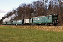 VEREIN HISTORISCHE EISENBAHN EMMENTAL/VHE.
Fonduefahrt Huttwil-Balsthal vom 18. Januar 2020
mit Dampflok Ed 3/4 2 und BDe 2/4 240 an beiden Enden.
Mitgeführt wurden: ABDi 722, Bi 538, Bi 527, K2.
Bei Burgdorf.
Foto: Walter Ruetsch