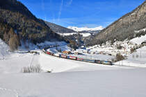 193 876 mit einer RoLa am 06.02.2019 bei St. Jodok am Brenner.