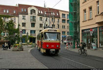 50 Jahre Tatrawagen in Halle (Saale)
Anlässlich ihrer 50-jährigen Betriebszugehörigkeit im halleschen Straßenbahnnetz veranstalten die Halleschen Straßenbahnfreunde e.V. (HSF) gemeinsam mit der Halleschen Verkehrs-AG (HAVAG) einen rund zweistündigen Fahrzeugkorso mit allen vorhandenen Tatrawagen und deren Umbauten im Stadtgebiet von Halle.
Hier passiert der nun allein fahrende Wagen 931 (Tatra T4D) der HSF, kommend vom Marktplatz, den Alten Markt Richtung Haltestelle Rannischer Platz.
[7.9.2019 | 10:12 Uhr]