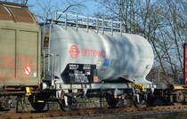 Zweiachsiger Kesselwagen vom Einsteller ERMEWA SA mit der Nr. 23 RIV 80 D-ERMD 746 0 257-0 Zs Bf. Schwerin in einem gemischten Güterzug am 17.01.20 Bf. Saarmund.