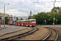 50 Jahre Tatrawagen in Halle (Saale)
Anlässlich ihrer 50-jährigen Betriebszugehörigkeit im halleschen Straßenbahnnetz veranstalten die Halleschen Straßenbahnfreunde e.V. (HSF) gemeinsam mit der Halleschen Verkehrs-AG (HAVAG) einen rund zweistündigen Fahrzeugkorso mit allen vorhandenen Tatrawagen und deren Umbauten im Stadtgebiet von Halle.
Hier befindet sich Tatra T4D, Wagen 901 mit Beiwagen 101, der HSF kurz vor der Haltestelle Wiener Straße, Höhe Südstadtring/Böllberger Weg.
Dahinter sind schon Zweirichtungswagen Tatra ZT4D, Wagen 900, und Tatra T4D, Wagen 931, der HSF erkennbar.
[7.9.2019 | 10:34 Uhr]