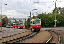 50 Jahre Tatrawagen in Halle (Saale)
Anlässlich ihrer 50-jährigen Betriebszugehörigkeit im halleschen Straßenbahnnetz veranstalten die Halleschen Straßenbahnfreunde e.V. (HSF) gemeinsam mit der Halleschen Verkehrs-AG (HAVAG) einen rund zweistündigen Fahrzeugkorso mit allen vorhandenen Tatrawagen und deren Umbauten im Stadtgebiet von Halle.
Hier befindet sich Zweirichtungswagen Tatra ZT4D, Wagen 900, der HSF kurz vor der Haltestelle Wiener Straße, Höhe Südstadtring/Böllberger Weg.
Dahinter geben sich schon Tatra T4D, Wagen 931, der HSF, Großzug Tatra T4D-C, Wagen 1201 und 1176 sowie Beiwagen 204, der HAVAG und sogar Arbeitsfahrzeug Tatra T4D-C, Wagen 035, der HAVAG zu erkennen.
[7.9.2019 | 10:34 Uhr]