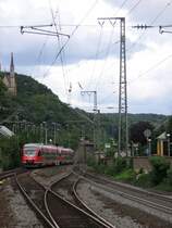 Eine Doppeltraktion 643er f�hrt am 04.07.2007 als RB 30 nach Ahrbr�ck in den Bahnhof Remagen ein. ImHintergrund sieht man einen Teil den Apollinariskirche.