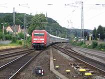 101 010 zieht am 04.07.2007 den EC 23 von Hamburg-Altona nach Wien Westbf. durch den Bahnhof Remagen.
