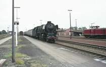 012 054  mit Eilzug  im Bhf.   