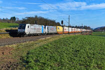 Mit dem DGS 41564 nach Bettembourg-Marchandieses - besser bekannt als Mars-Zug - kamen am 29. Dezember 2019 die 185 684 und 417 durch das Filstal gefahren. Das zu Werbezwecken auf den Seitenwänden der führenden Lok angebrachte Grafitti wirkt wenig ästhetisch und stieß auf viel Kritik bei Belegschaft und bei Eisenbahnfreunden. Aber auch mit solchen Mitteln kann man Aufmerksamkeit erzeugen.