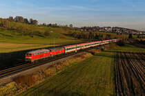 Für den dreiwöchigen Einsatz des IC 118/119 über Lindau hinaus von und nach Stuttgart wurden einige 218er angemietet, da der Lokbestand vor allem in Ulm äußerst angespannt war. Leider liefen die Leihloks nicht besonders zuverlässig, insbesondere die Zugheizung machte Probleme. Rühmliche Ausnahme war das hier zu sehende Doppel, bestehend aus 218 824 von DB Fernverkehr und der 218 488 von Railsystems. Beide Maschinen funktionierten über den Zeitraum hinweg klaglos und drehten ihre Runden vor den IC 118/119, IC 2012/2013 und IC 2084/2085 im Allgäu und im Schwäbischen. Am 29. Dezember 2019 gelang mir bei Uhingen ein Foto des Tandems vor dem IC 118 im schönsten Abendlicht. Hinter der 218 824 verbirgt sich übrigens die 218 233, eine Lok der zweiten Bauserie, was man beim Blick auf das Dach und die Drehgestelle auch unschwer erkennen kann. 