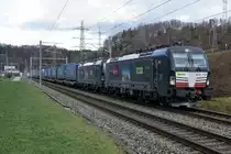 Die schwarzen Vectron von BLS CARGO im Einsatz.
Doppeltraktion mit  LKW WALTER  - KLV auf der Fahrt in Richtung Süden bei Wynigen am 18. Januar 2020. An der Spitze des Zuges war die X4 E - 713 eingereiht.
Verdrängen nun tatsächlich die  SCHWARZEN PANTHER  die  BRAUNEN MUTZEN ? Wie schade.....
Foto: Walter Ruetsch
