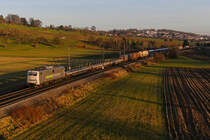 Nach Durchfahrt des IC 118 verblieben am 29. Dezember 2019 nur noch wenige Minuten, bis die Sonne im Filstal bei Uhigen endgültig verschwand. Interessanterweise machten die meisten der zahlreich anwesenden Fotografen keine Anstalten, ihre Ausrüstung zusammenzupacken, ließen allerdings auch nichts verlautbaren. Dies veranlasste mich, auch noch ein wenig auf der Brücke zu verweilen und zu warten, was da wohl noch kommen möge. Letztlich war es dann diese interessante Leistung: Die 139 558 von railadventure überführte einen Hochgeschwindigkeitszug vom Typ 802 des Herstellers Hitachi Rail Europe. Dabei handelt es sich um ein in Pistoia in Italien gefertigtes Fahrzeug, welches für Hull Trains in Großbritannien bestimmt ist. 