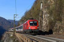 Am 30. Dezember 2019 hat die ÖBB 1016.035 mit ihrem EC 113 nach Klagenfurt die Geislinger Steige schon fast erklommen, als ich sie kurz vor Amstetten aufnahm. 