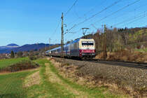 Überrascht wurde ich am 30. Dezember 2019 von der 101 112, die aufgrund eines fehlenden Steuerwagens führend am IC 2263 von Stuttgart HBF nach München HBF war. Die Lok weist die klassische TEE Lackierung in rot und beige der 1960er und 1970er Jahre auf. Entstanden ist diese Gestaltung auf Initative eines Verbundes von Modellbahnhändlern mit dem Namen  Die Wilde 13 . Die kantige Drehstromlok wirkt dadurch allerdings auch nicht eleganter. Im Hintergrund erkennt man die Burg Staufeneck und den Ort Salach. 