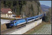 1216 235 mit Railjet bei Langenwang am 10.01.2020.