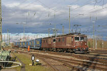 Doppeltraktion, mit den BLS Loks 425 181 und 425 178 durchfährt den badischen Bahnhof. Die Aufnahme stammt vom 10.01.2020.