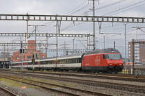 Re 460 117-5 durchfährt den Bahnhof Muttenz. Die Aufnahme stammt vom 12.01.2020.
