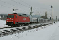 Am 28. Dezember 2010 fotografierte ich Lok 152 037 mit einem Güterzug aus Saalfeld kurz vor dem Haltepunkt Küps. Wenn ich mich recht entsinne, war die Ladung der vorderen Wagen in Folie verpacktes Schnittholz. 