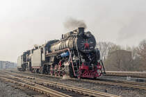 Die Dampflokomotiven L-3348 und ER 797-41 im Bahnhof Roslawl 16. April 2005.