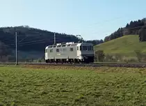 RailAdventure/RADVE.
Die Re 620 003 als Lokzug auf der Fahrt von Basel nach Zweisimmen bei Bollodingen unterwegs am 19. Januar 2020.
Nach den erfolgten Testfahrten gemäss den Aufnahmen von Julian Ryf, ID 118 70 94 und ID 118 70 95, eingestellt am 8. Januar 2020, wurden in Zweisimmen die beiden Kupplungswagen abgeholt und zurück nach Basel Badischer Bahnhof überführt. 
Foto: Walter Ruetsch 
