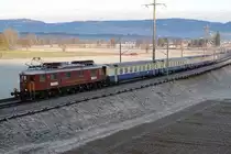 BLS HISTORIC.
Von Basel in der ersten Klasse mit dem historischen Zug zur Eröffnung der Belle-Epoque Woche-Kandersteg 2020.
Extrazug mit Ae 6/8 205 bei Bettenhausen am frühen Morgen des 19. Januar 2020.
Foto: Walter Ruetsch