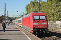 Nachschuss auf 101 045-3, als diese am Nachmittag des 27.09.2018 ihren InterCity durch den Bahnhof von Köln Süd in Richtung Hauptbahnhof schob.