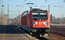 DB Regio AG [D] mit  147 015  [NVR-Nummer: 91 80 6147 015-2 D-DB] fährt zur Bereitstellung als RB14 im Bf. Flughafen Berlin Schönefeld ein, an Bord wieder einer ganzer Schwung TF zur Schulung auf diesem Loktyp am 17.01.20